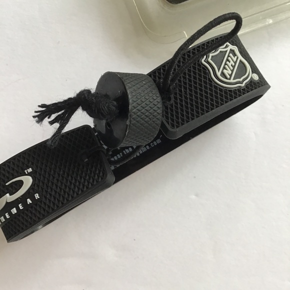 NWT WASHINGTON CAPITALS NHL HOCKEY PUCK BRACELET NWT - Picture 11 of 11